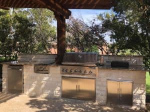 Outdoor features - outdoor kitchen