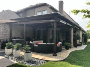 outdoor living - patio cover with greenery and outdoor furniture